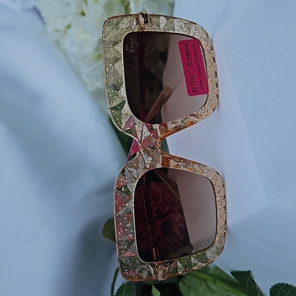 NWT ROSE GOLD BETSEY JOHNSON SUNGLASSES - Picture 1 of 4